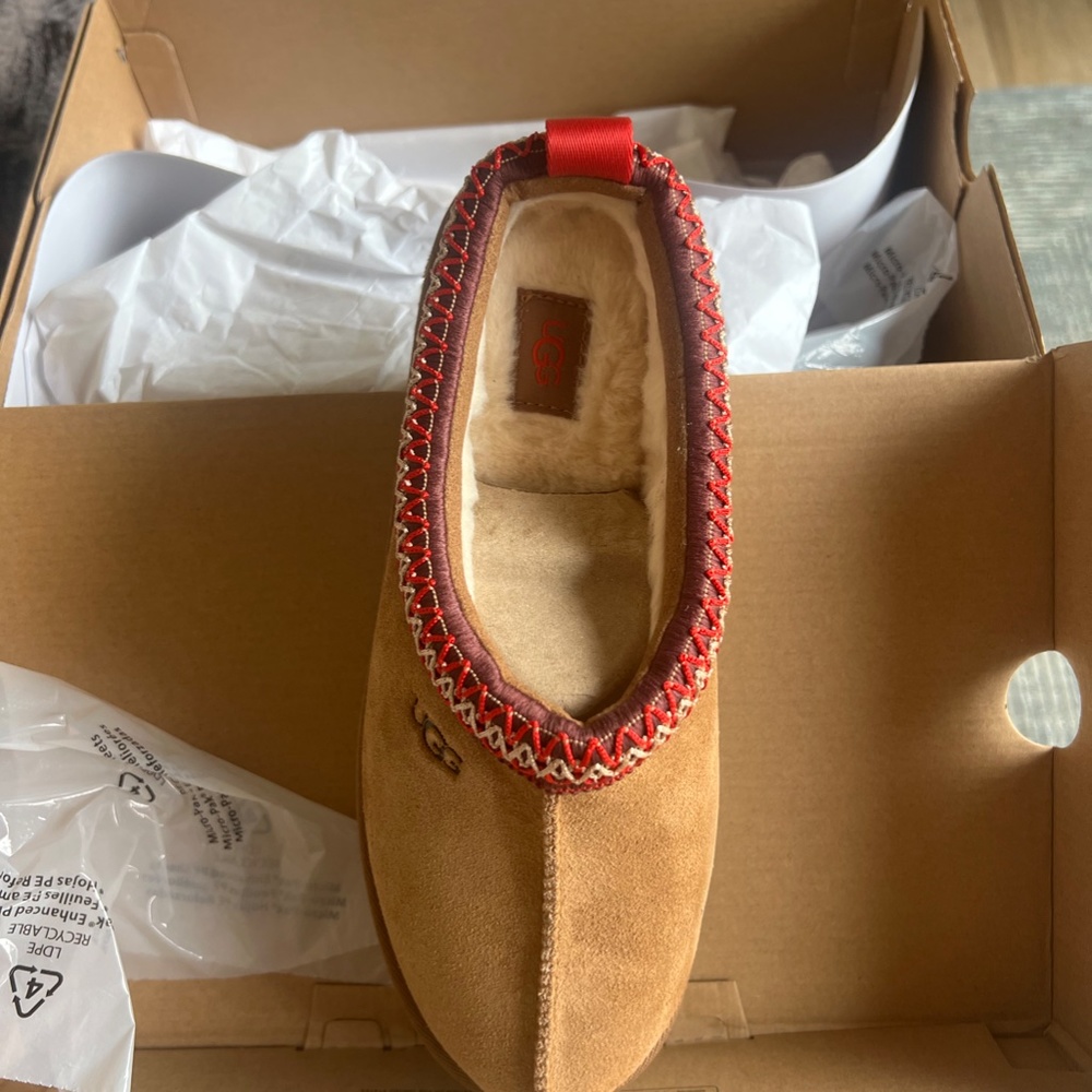 UGGs TAZZ woman's size 8 - BRAND NEW W/BOX AND TAGS